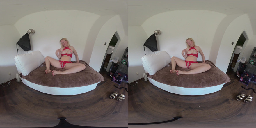 BlondeHexe VR: Німецька вагітна жінка показує вам свої жирні ноги