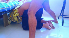 Aria Mia: De baas neukt de meid die vastzit onder het bed