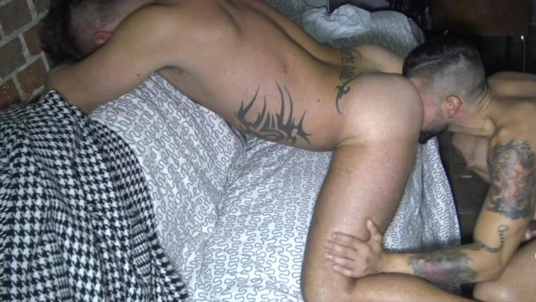 Bareback domination in fetish backroom: Geneukt door een supergespierde man