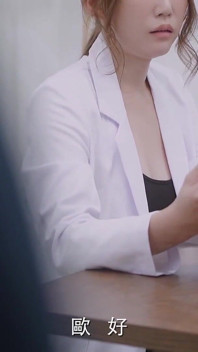Puta doctora ordeñando durante sexo duro con paciente