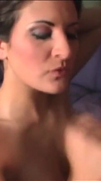 Tato brunetka MILF s velkými prsy miluje šukání její kundičky a zadku chlapem