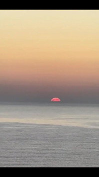 Eu estou me sentindo um pouco para baixo hoje, então eu decidi caminhar no pôr do sol e encontrei aleatóriamente este lugar incrível!