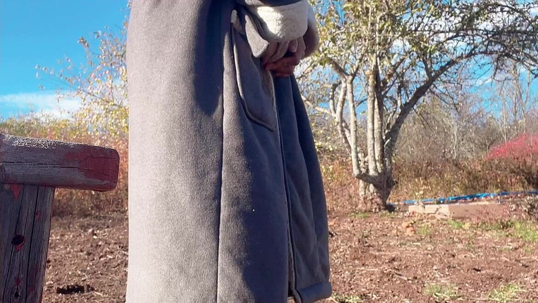 sweethanajapanese: 寒い天気の外でおしっこをする