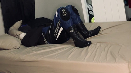 GearJock69: Motorkář ve svěrací kazajce a svázaná