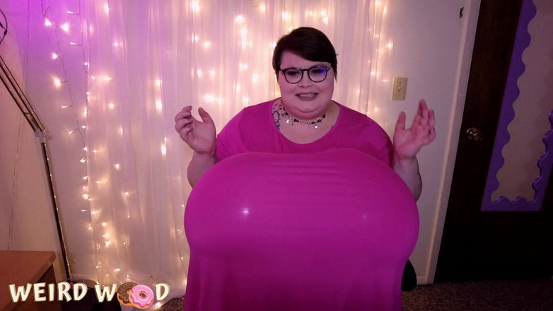 Weird Wood: धमकाने वाली चीयरलीडर के बड़े स्तन ब्लोअप