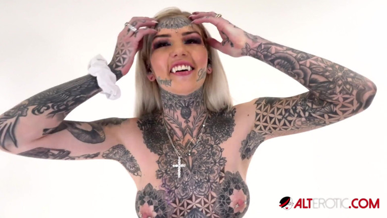 Alt Erotic: Dövmeli Amber Luke ilk kez titremeye biniyor