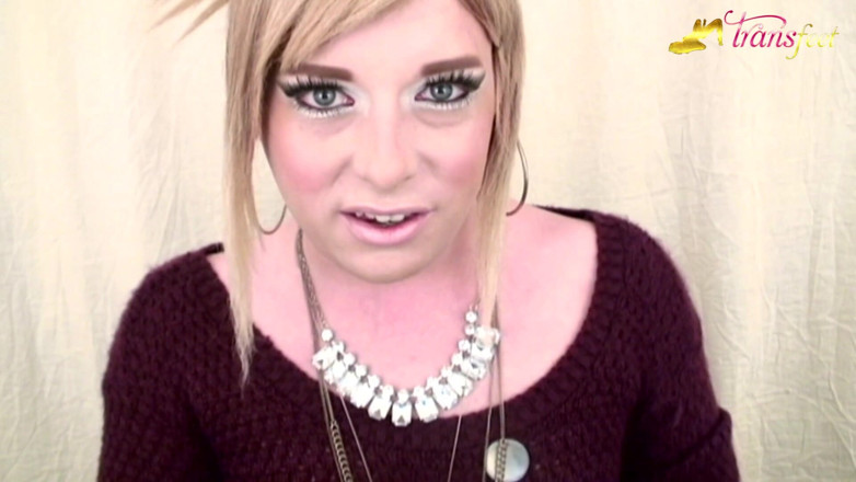 Trans and Cross-Dressers Feet: Blond tranny Mallory och hennes vackra rosa naglar