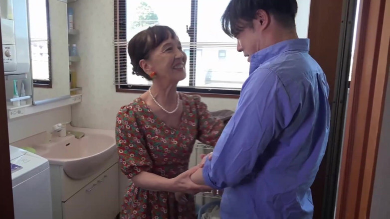 Vulture: Cô ấy vẫn đang hoạt động! Bà nội sẽ ăn thịt con cháu của...