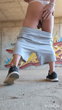 Într-un tanga, mă mângâie afară