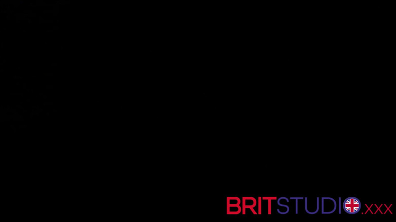 Brit Studio: Du beobachst, wie dein nachbar masturbiert