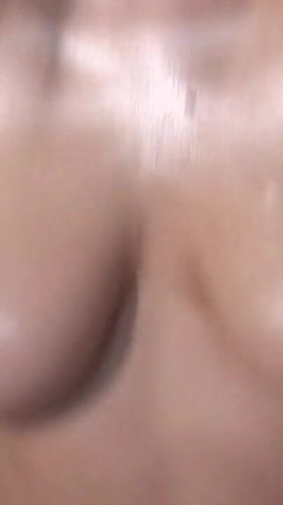 My Porn King: 豊満なMILFがオイルを塗られた胸ときついスリットを叩かれます