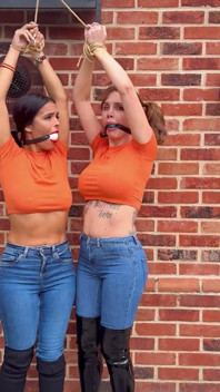 Mojado y obligado. Kiki Daniels y latina en esclavitud de suspensión al aire libre que termina con una bañera lésbica caliente