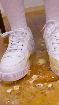 Dirty Girl: Yui Nonami in College Uniform Crushes Food with Her Feet (complete Version)