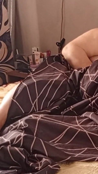 Ho condiviso un letto con la mia matrigna l'ho scopata in bocca e poi nella figa alla pecorina
