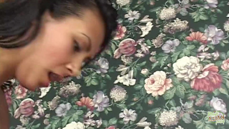 Magic Asian Pussy: Compagne di stanza lesbiche annoiate esplorano come usare un clitoride...