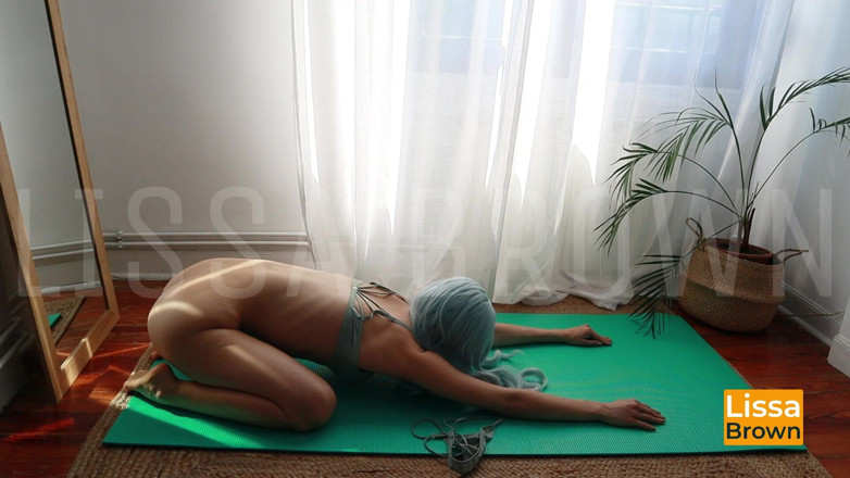 Lissa Brown: Yoga sange lagi asik ngentot sambil bugil