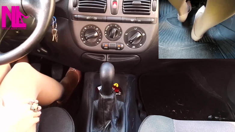 Nyllady: Sensual condução em bombas nuas de Gianvito Rossi e com...