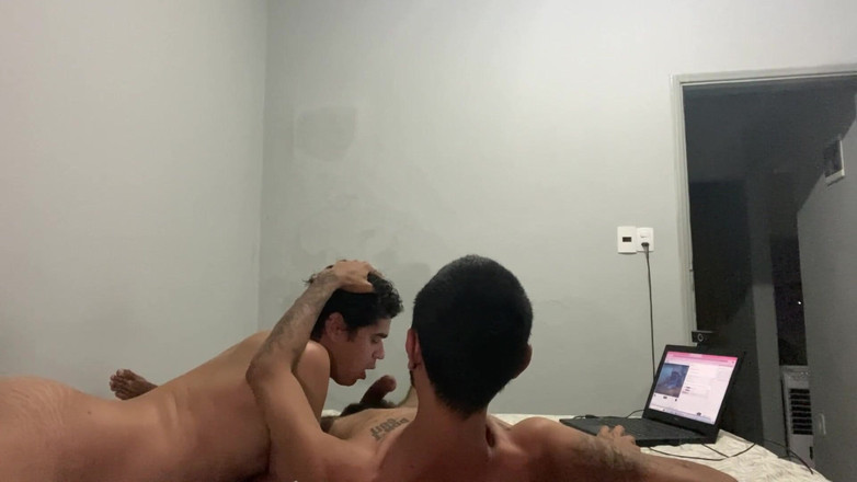 Leandro e Asafe: Deux jeunes hommes coquins s’exhibent devant la webcam