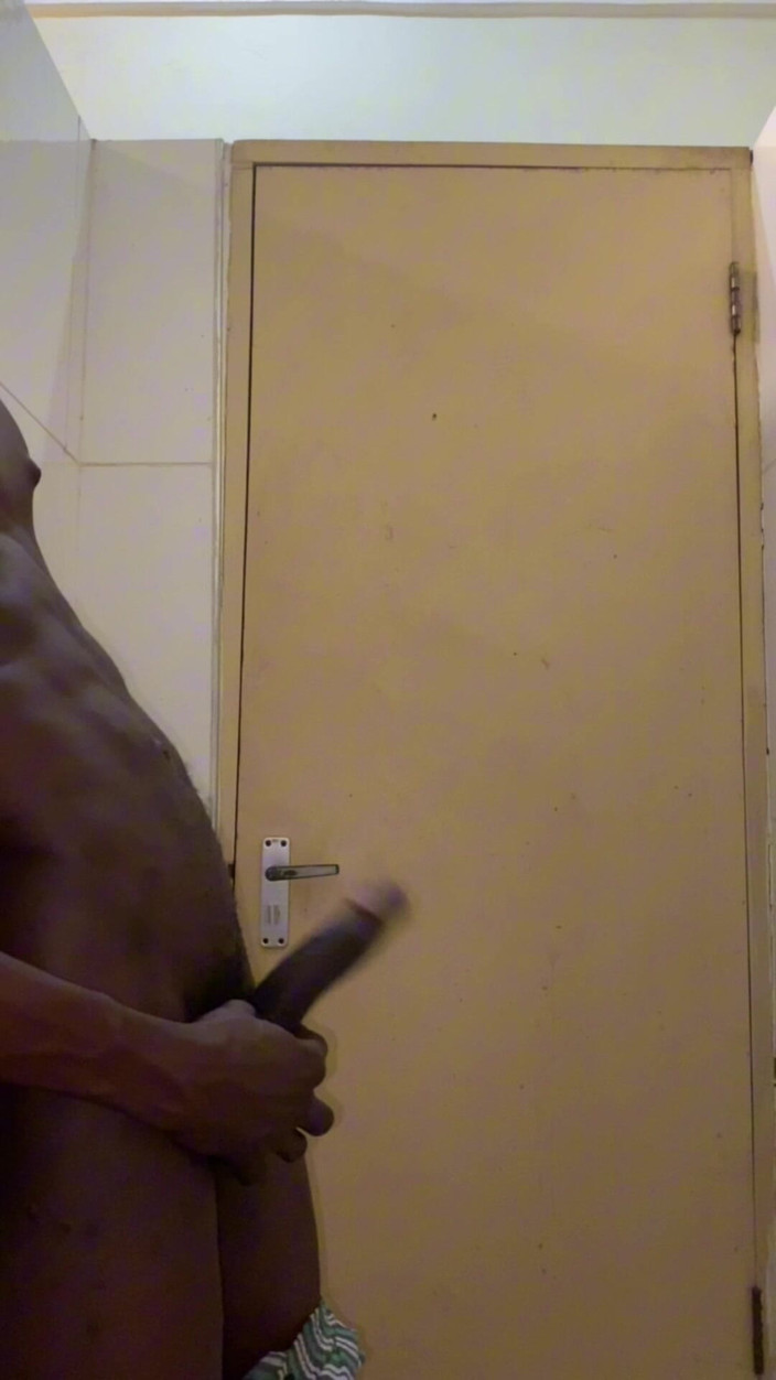 Slimniqqa: Grote zwarte lul met een vluggertje in de badkamer van...