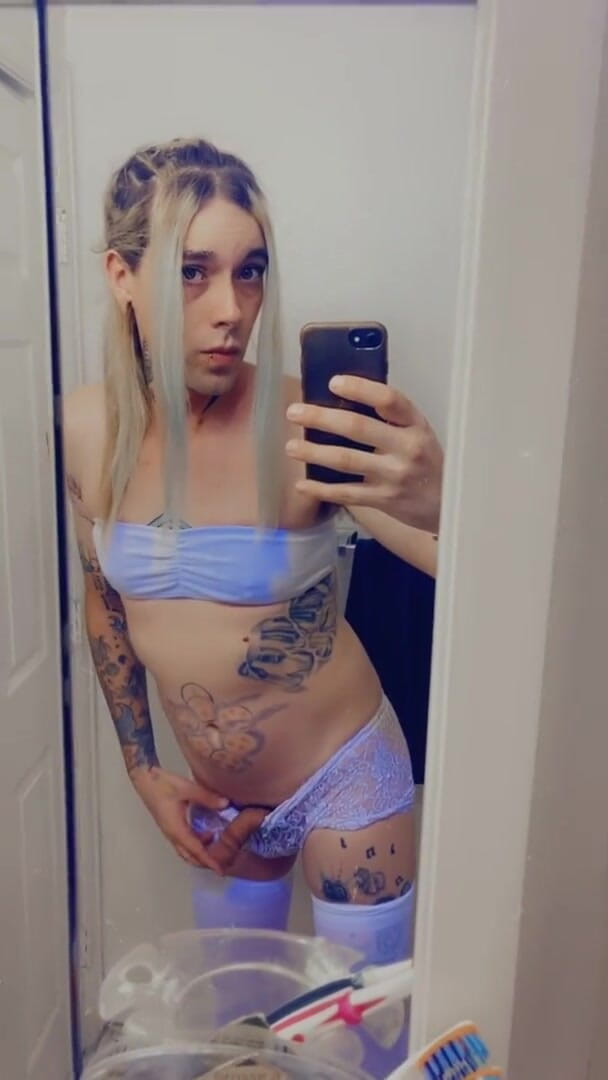 CarmenMelatonin: Curvă cu ciorapi de lenjerie albă în bikini