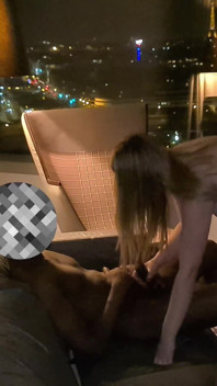 Amaris de toerist geniet van het uitzicht met een groot orgasme