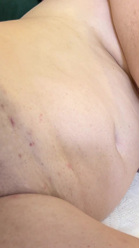 Pantat dan memek tante seksi rambut pirang ini didobel penetrasi sampai muncrat