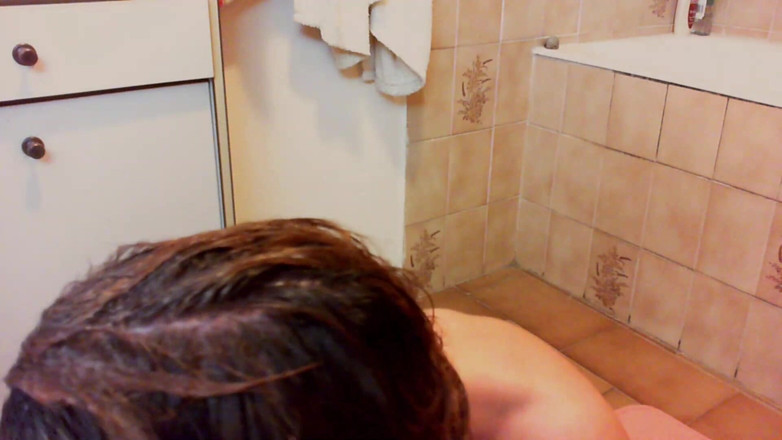 Nicoletta Embassi: Dirty hair sexy washing