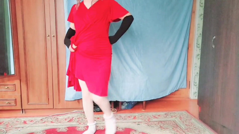 Kitty_Cross: Carina sissy che rotea tenendo una morbida sciarpa chiffon