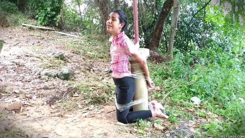 Selfgags Latina Bondage: Venkovní bondage dobrodružství Nancy Drew