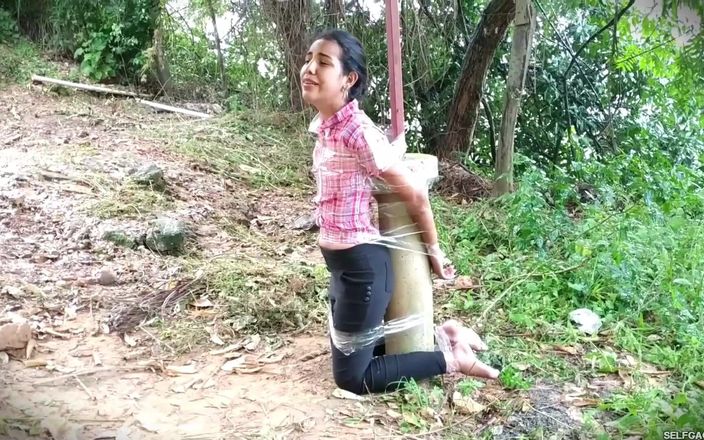 Selfgags Latina Bondage: La aventura de esclavitud al aire libre de Nancy Drew