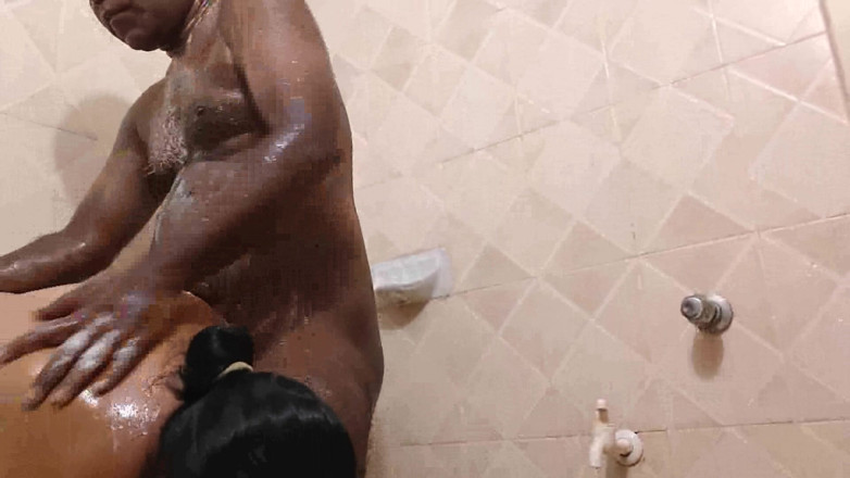 Sexy sindu: Mollige stiefmutter badet