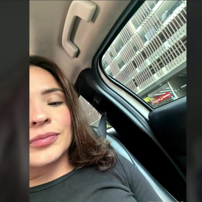 Ayumi Hall: Ik verlies een weddenschap, ik moet naakt gaan en masturberen...