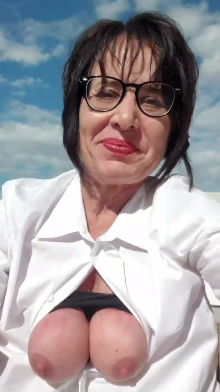 JulieEroticDress: Köle her gün fışkırtıyor