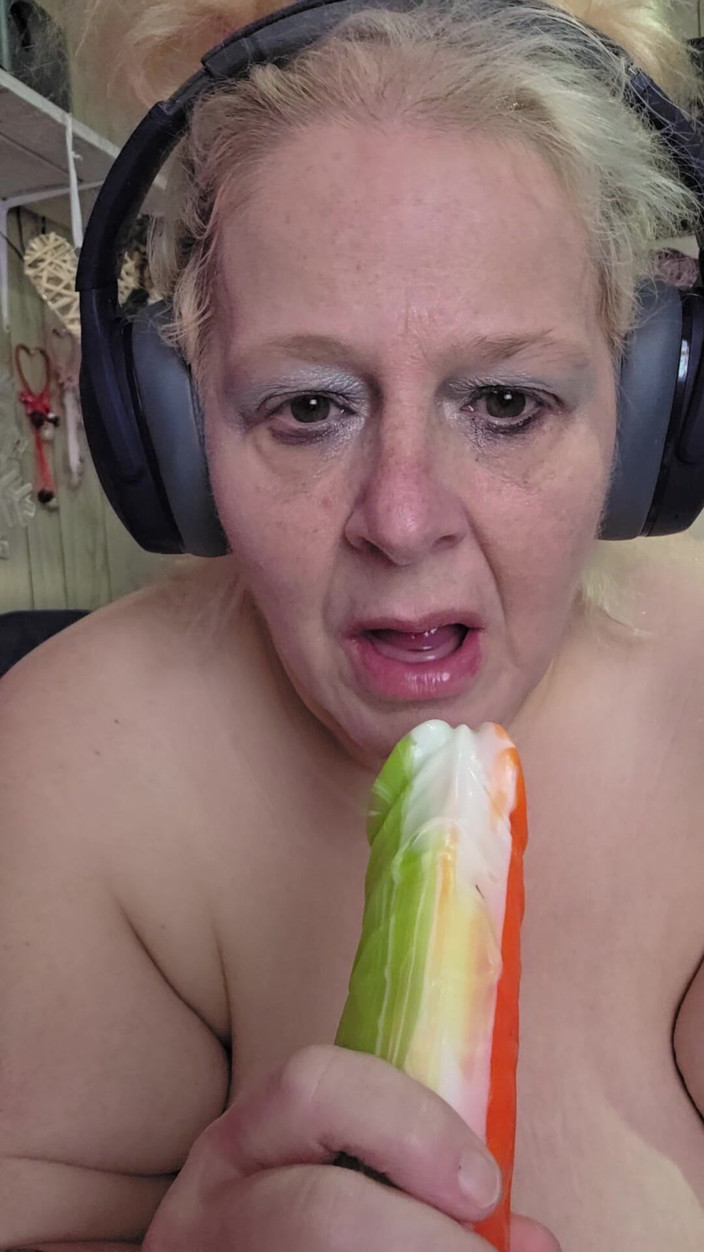 HerculesnVENUS: Cewek nakal ini disumpal dan disumpal dengan kontol raksasa