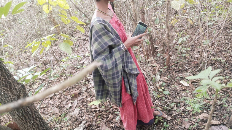 Graju1244: 一个女孩和她的继兄在户外激情做爱