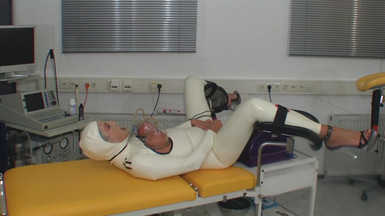 Rubber & Clinic Studio - 1ATOYS: Bizarr fickmaschinen-traum