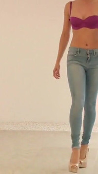 Sammi Tye se change et strutting