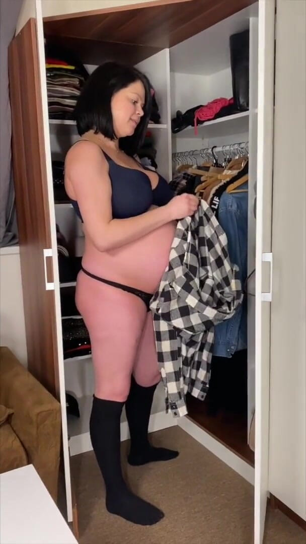 Shione Cooper: Pregnant Shione Cooper trying outfits at home