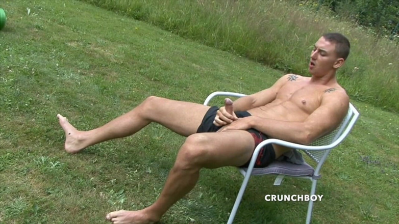 Crunch Boy: 정원에서 자지를 엑시브하는 스트레이트 소년