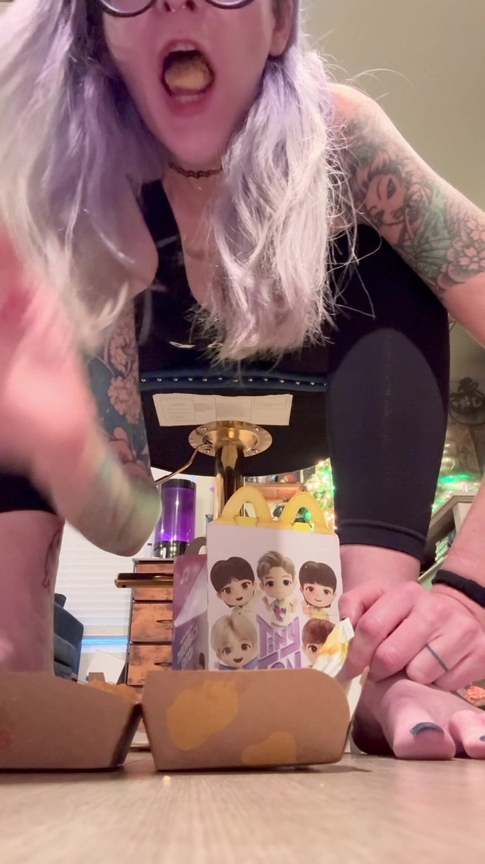 Peppermint Giantess: Svačina velikosti 67 Obryně vs. Malé jídlo