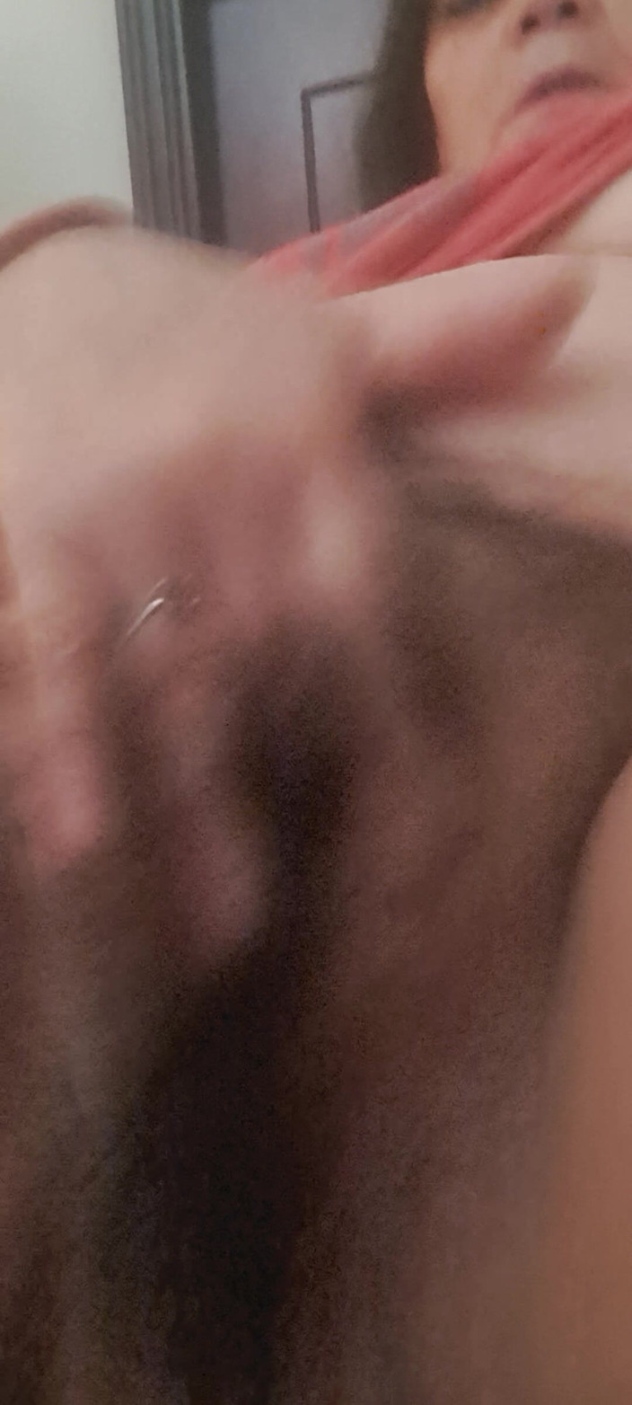 Mommy big hairy pussy: Ibu-ibu sange ini pamer tubuh dan memeknya yang berbulu