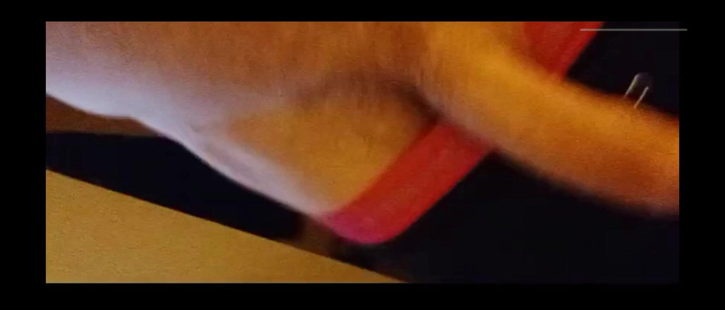 Giggity productions: 慢跑者，我穿着 precum 标记内衣的大鸡巴！