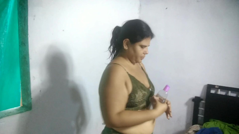 Adribella69: 隣人が家に誰もいない時に私を抱いてくれて、全部のミルクをくれたのがどれほど美味しいか