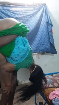 Levanté a mi madrastra boca abajo, lamí su coño con mi lengua y luego tuve sexo con ella