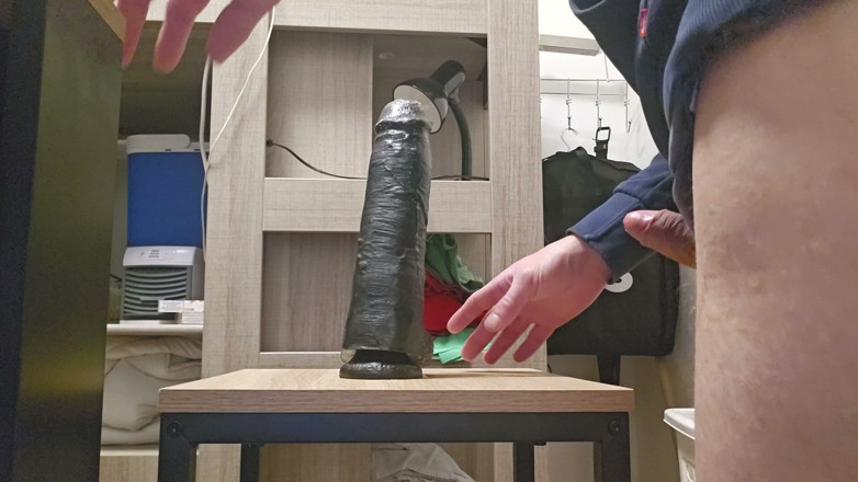 Assdildoxxl: Succhia il dildo 27x6,5cm e cavalca sullo sgabello