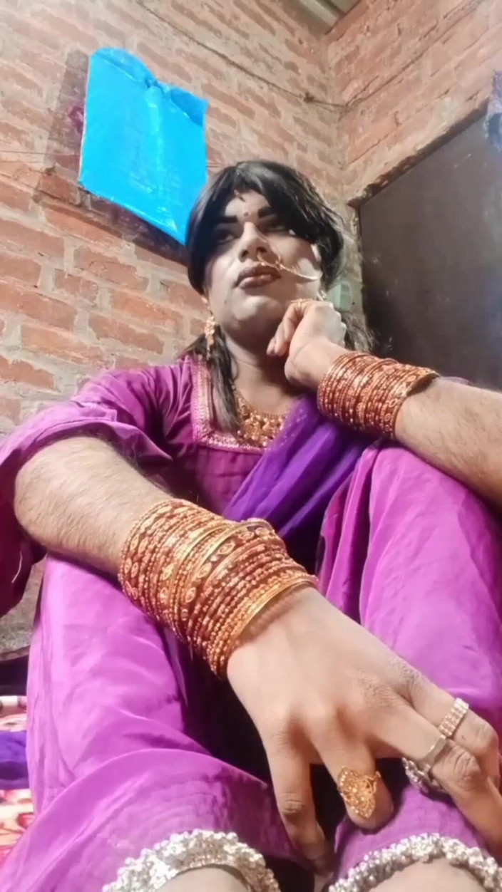 Urvashipatil123: Urvashipatil rani kinnar şalvar kameez giyerek eğleniyor