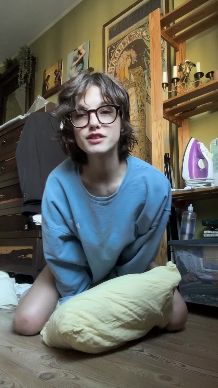 Karafuto404: Menjolok dan mengongkek pepek berbulu saya dengan palam punggung