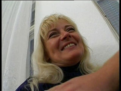 Horny Two really wet MILFs: Dojrzała blondynka dziwka z małymi cyckami dostaje spust na cycki...