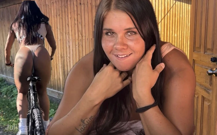 Julia Fit: 她在做爱前在自行车上赤身裸体骑乘