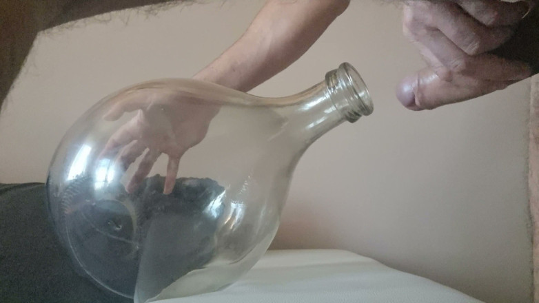 Naxy: Scopata con una grande bottiglia di vetro - richiesta